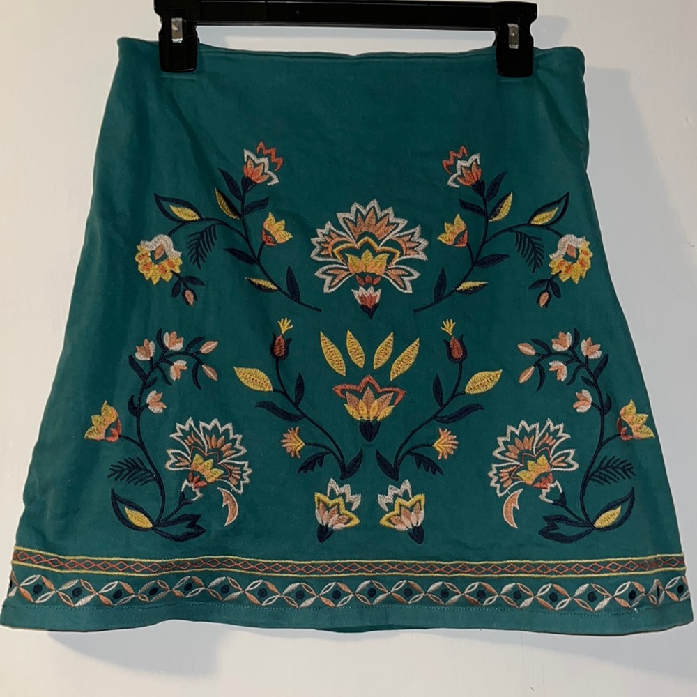 Medium Miami green skirt with embroidered details